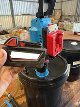 Charger l'image dans la galerie, Adaptateur de batterie Milwaukee 18V vers MacNaught 18V (pompe, pistolet à graisse)