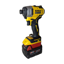 Charger l'image dans la galerie, Adaptateur de batterie Milwaukee 18V vers DeWalt 20V